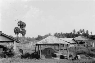Chinesengräber : Hütten und Gebäude in einer Landschaft mit Palmen