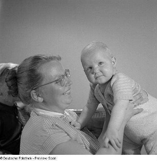 Porträt Mutter mit Kind und Baby