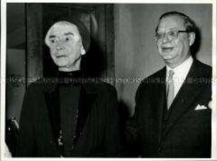 Die Witwe Gerhart Hauptmanns mit Karl Heinz Stroux