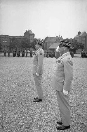 Verabschiedung des langjährigen Kommandanten der französischen Garnison Karlsruhe Oberst Robert Parouti.