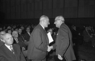 Teilnahme des baden-württembergischen Kultusministers Gerhard Storz an der Freisprechungsfeier der Industrie- und Handelskammer Karlsruhe.