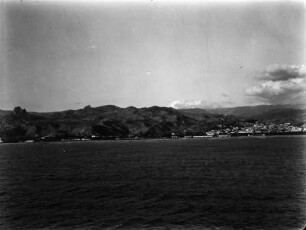 An der Küste Kalabriens : Blick auf die kalabrische Küste mit markanten Felsformationen und einer Ortschaft.