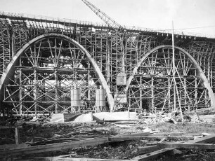 Rohrbach-(Friedens)brücke, km 211,808 - 212,130 Ansicht Unterstromseite. Lehrgerüst der beiden gesprengten Bogen