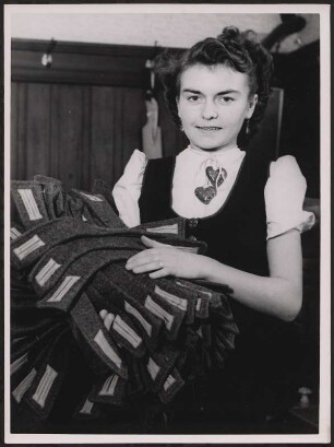 Eine Frau mit Wehrmachtsuniformen