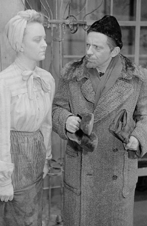 Szenenbilder aus dem Schwank "Ein Ruhetag" von Walentin Petrowitsch Katajew im Theater am Schiffbauerdamm Berlin