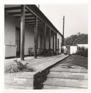 Garten am Landhaus van Beek am Seddiner See: Terrasse am Haus mit Pergola