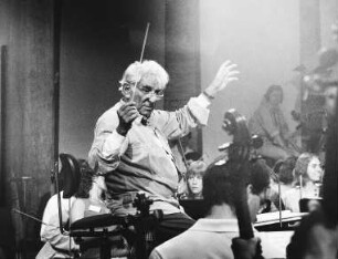 Leonard Bernstein (1918-1990; Pianist, Komponist, Dirigent) beim Dirigieren. Salzau, 1986