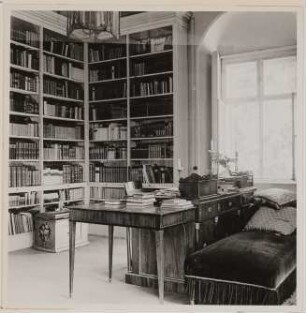 Hofmannsthals Arbeitszimmer mit Schreibtisch, Truhe und Diwan in Rodaun