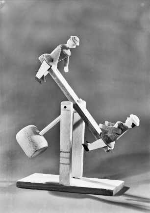 Spielzeug, wippende Kinder : Spielzeug. Bewegliche Wippe mit zwei Jungen. Holz, teilweise bemalt. um 19030, (nach aktem Vorbild). Hersteller R. Ulbricht, Seiffen