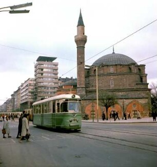 Straßenszene in Sofia mit Straßenbahn und Banja-Bashi-Moschee
