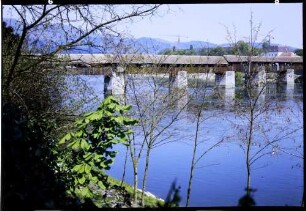 Bad Säckingen: alte Rheinbrücke vom Schlosspark aus