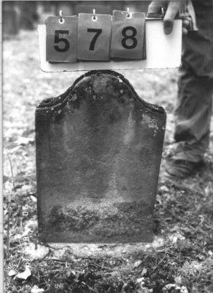 Grabstein 578 (Index: 99787977) Material: Sandstein Zustand: verwittert mit vollständigem Textverlust Maße HxBxT: 49x32x8 cm Besonderheit: Kindergrab: Grabstein 578
