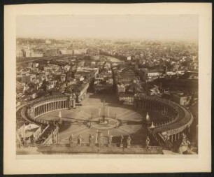 Blick über den Petersplatz und Rom: Ansicht von der Kuppel des Petersdom