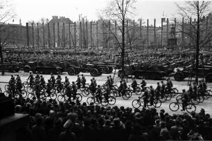 Berlin: Aufmarsch zur Führerparade, Lustgarten
