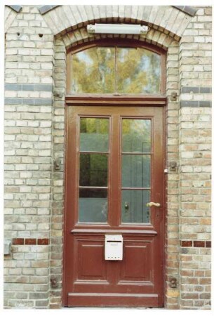 Remmighausen, Am Ostbahnhof. 8 Detailaufnahmen vom Bahnhof, keine Gesamtansicht. Aussenansicht: Tür, Dachfenster, Steine, Fassade, Giebel, Treppe, Kamin