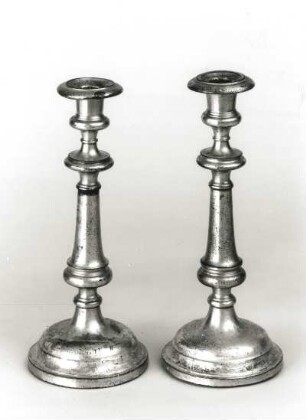 Zwei Leuchter : Zwei Leuchter. Metall, versilbert; Höhe 24 cm. Dresden-Striesen, Versöhnungskirche