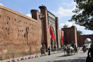 Stadtmauer mit Tor : Blick auf die Stadtmauer in Marrakesch und das Tor Bab Agnaou, aufgenommen am 04.11.2008