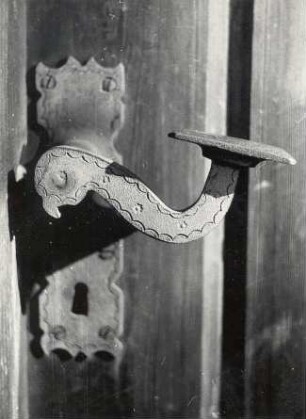 Geschmiedete Klinke an der Kirche in Sprey : Bildende Volkskunst - Metall. Ort: Sprjowje / Sprey. Die geschmiedete Klinke an der Kirche in Sprey.