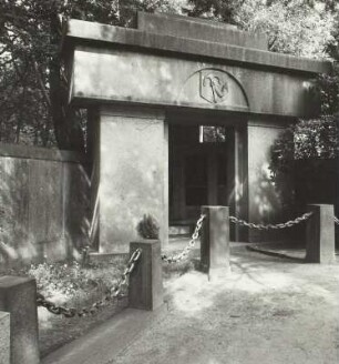 Gruftkapelle der Familie Lahmann auf dem Waldfriedhof : Dresden-Weißer Hirsch, Am Heiderand, Eichigtweg, Gruftkapelle der Familie Lahmann auf dem Waldfriedhof