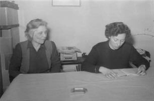 Feier zum Internationalen Frauentag im Henschel-Verlag : Mitarbeiterin des Verlags mit der Schauspielerin Susanne Wisten (rechts)