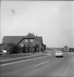 Landstraße Richtung Bundesstraße B 404: Zubringer: im Hintergrund Brücke der B 404: links Bauerngehöft Willy Schwiecker: rechts Pkw, dahinter Haus