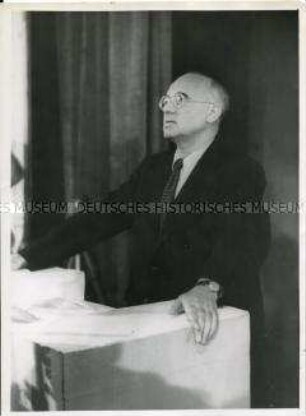 Johannes R. Becher spricht zur Eröffnung der "Woche des Kulturbundes" in der Staatsoper (Admiralspalast)