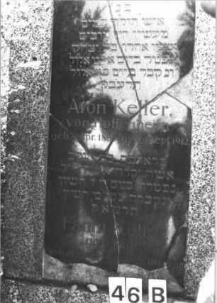 Grabstein 43 (Index: 99805379) Material: Granit, schwarze Marmorplatte Zustand: Schriftplatte mehrfach gesprungen Maße HxBxT: 228x89x30 cm Beschreibung: Stele, getreppter Sockel, Abdeckplatte, rechteckige Schriftplatte Besonderheit: Doppelgrab für Eheleute: Grabstein 43 (Detailaufnahme)