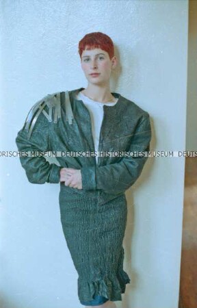 Modell in grauem Lederkostüm mit Metallbändern der Designergruppe Allerleirauh