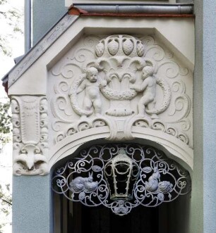 Zwei Putten und Ornamentik