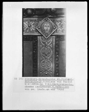 Annoschrein — Dach mit Szenen aus dem Leben des heiligen Anno — Dachschräge der Märtyrerseite — Dachrahmen mit vegetabilen Ornament und Portraitplättchen von Heiligen — Plättchen mit Heiligem