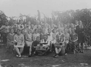 Eine Gruppe von Frauen und Männern aus dem Erzgebirge in einem Biergarten bei Nürnberg : Eine Gruppe von Frauen und Männern aus dem Erzgebirge in einem Biergarten bei Nürnberg