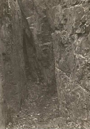Spreetal : Spreetal unterhalb von Bautzen. Diasbasgänge am Kupferhammer. Ansatz des Diabases am Granit im Eingang der großen Spalte