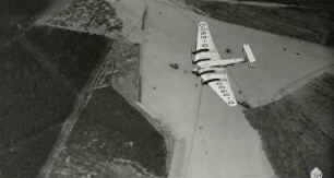 Viermotoriges Verkehrsflugzeug Junkers G38 im Flug : Dresden-Hellerberge, Viermotoriges Verkehrsflugzeug Junkers G38 im Flug über Sandgrubenaufschluss zwischen Radeburger Straße und Hammerweg von Südosten