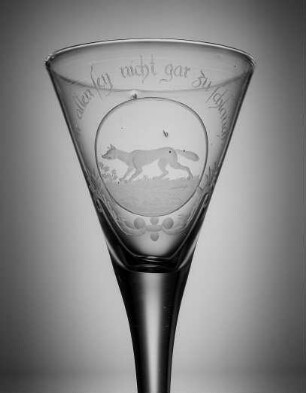 Kelchglas (mit Fuchs-Medaillon und Inschrift)