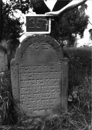 Grabstein 357 (Index: 100103034) Material: Sandstein Zustand: gut erhalten Maße HxBxT: 94x57x8 cm Beschreibung: Stele, eingezogener Rundbogenabschluss, Schriftfeld eingetieft: Grabstein 357