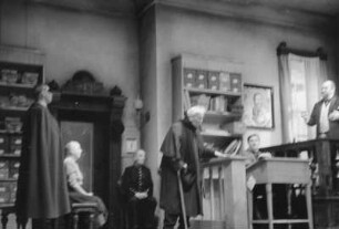 Szenenbilder aus "Der Biberpelz" von G. Hauptmann mit W. Gröhl, H. Hellmich, W. F. Richter (W. Richter-Reineck), F. Nowack, E. Mirek u.a. Maxim-Gorki-Theater, 17.09.1954