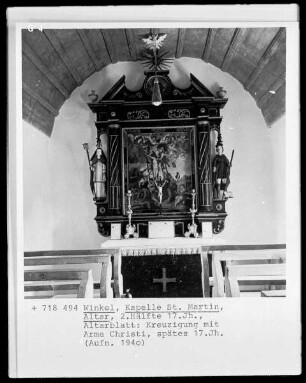 Altar mit Altarblatt: Kreuzigung mit Arma Christi