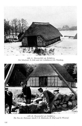 Abb. 11. Museumshof am Kiekeberg. Der Schafstall. Es fehlt noch der Lehmbewurf der Wandung. Abb. 12. Museumshof am Kiekeberg. Der Bau der Hofmauer durch F. K. Mahlstedt, H. Huff und O. Witthöft.