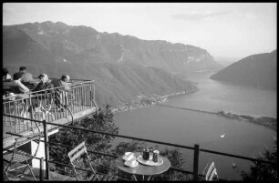 San Salvatore: Terrasse auf dem San Salvatore, Hintergrund See