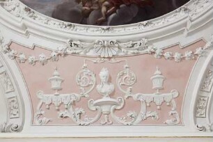 Decke des Marschallzimmers — Porträtbüstenreliefs — Frauenbüste in Laub- und Bandelwerk