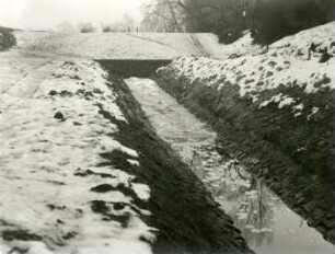 Elster-Luppe Regulierung, Blick von der Ehrenberger Brücke gegen den Luppenabschlußdamm
