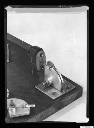 Quartz-Halterung (Modell) ; Foto 1963