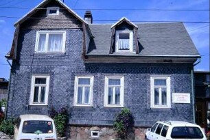 Haus mit Schieferornamentik