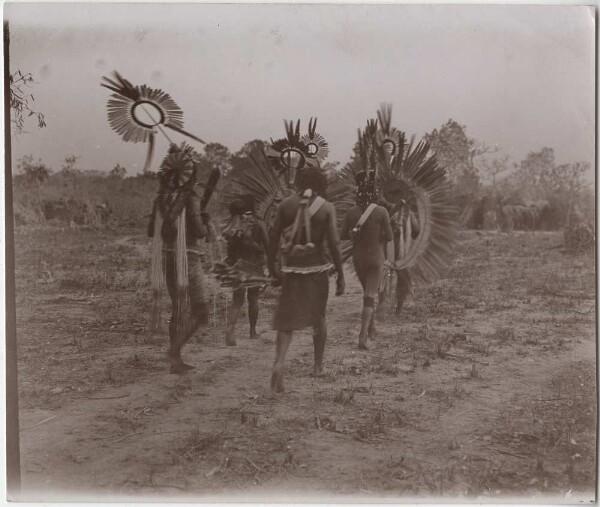 Kayapó-Tänzer in prunkvollem Tanzschmuck