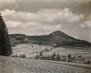 Zittauer Gebirge. Blick vom Hang des Plissenberges in nordwestliche Richtung zur Lausche