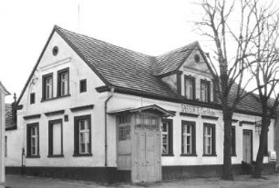Bröthe (Hoyerswerda-Bröthen-Michalken), Hauptstraße 46. Gaststätte "Drei Linden" (l. V. 19. Jh.). Eckansicht