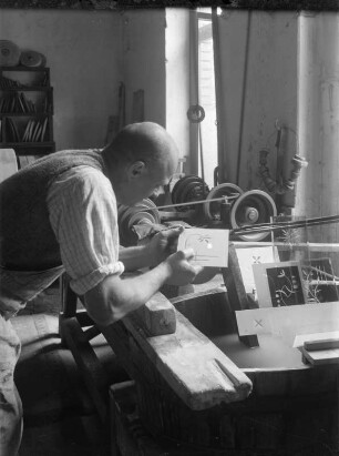 Glasschleiferei : Portrait eines Glasschleifers bei der Arbeit