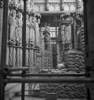 Hans-Adalbert von Stockhausen (links) und ein weiterer Fotograf beim Fotografieren der Gewändefigur von Johannes dem Täufer am mittleren Nordportal der Kathedrale Notre-Dame in Chartres (Aufnahme im Rahmen der Fotokampagne im besetzten Frankreich)