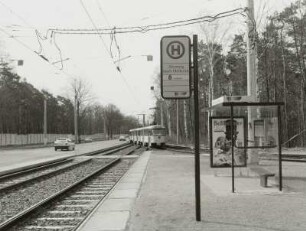 Zweigleisige Straßenbahnstrecke in Seitenlage am Abzweig nach Hellerau mit Dreiwagenzug (Tw + Tw + Bw) der Linie 7 nach Hellerau. Im Vordergrund Haltestelle der Linie 8 mit Fahrgastunterstand. Links der Fahrbahn Mauer einer Kaserne der Sowjetarmee : Dresden-Hellerberge, Königsbrücker Straße. Zweigleisige Straßenbahnstrecke in Seitenlage am Abzweig nach Hellerau mit Dreiwagenzug (Tw + Tw + Bw) der Linie 7 nach Hellerau. Im Vordergrund Haltestelle der Linie 8 mit Fahrgastunterstand. Links der Fahrbahn Mauer einer Kaserne der Sowjetarmee