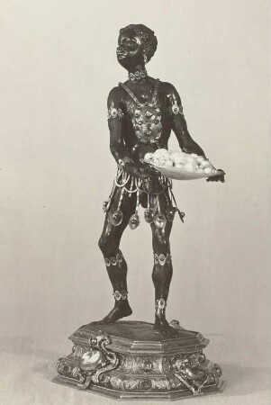 Neger mit einer Perlenmuschel in den Händen